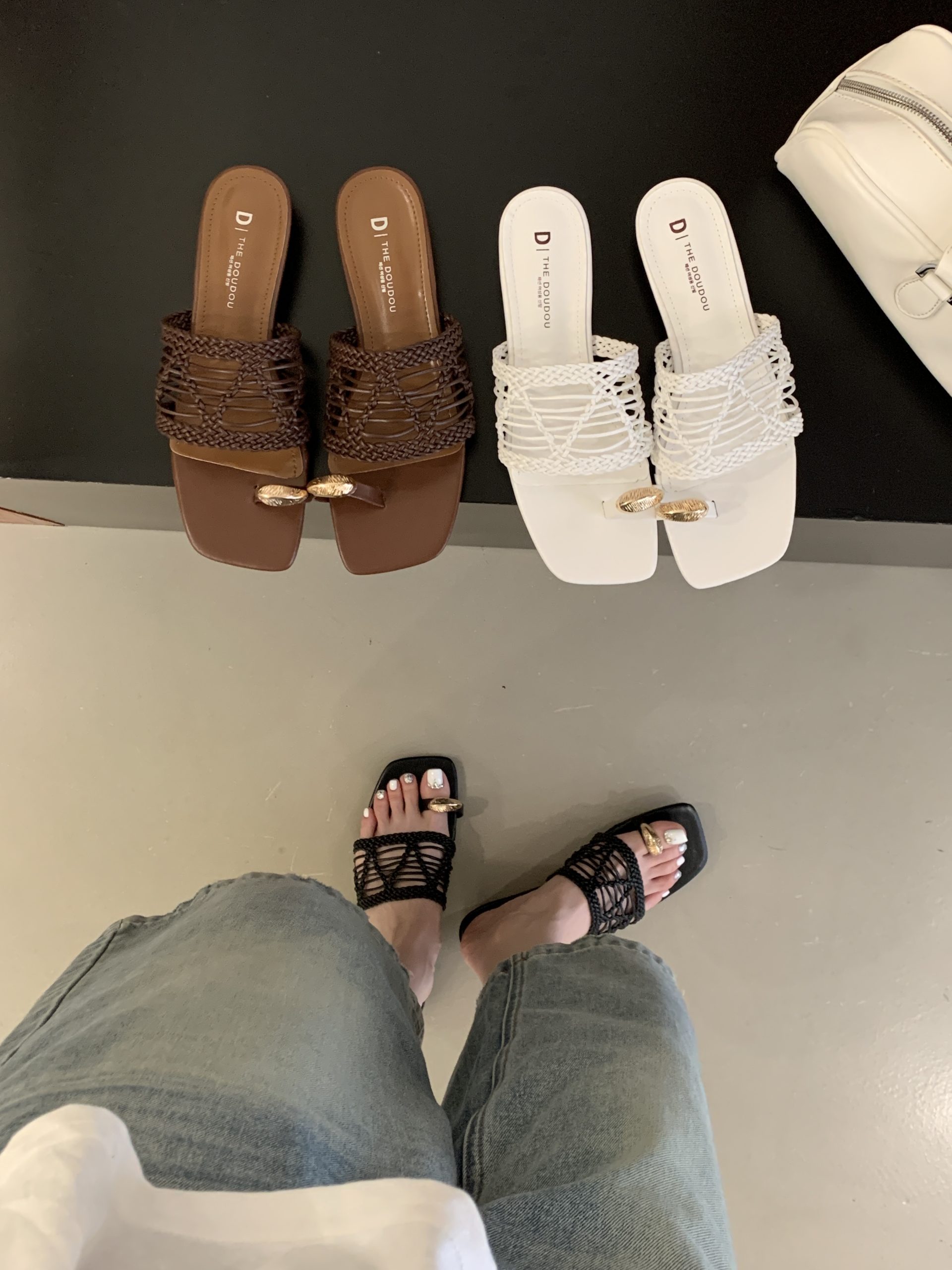 French Style Minimalist One-Strap Woven Toe Flat Sandals for Women Summer 2026 New Soft Sole Vacation Slippers