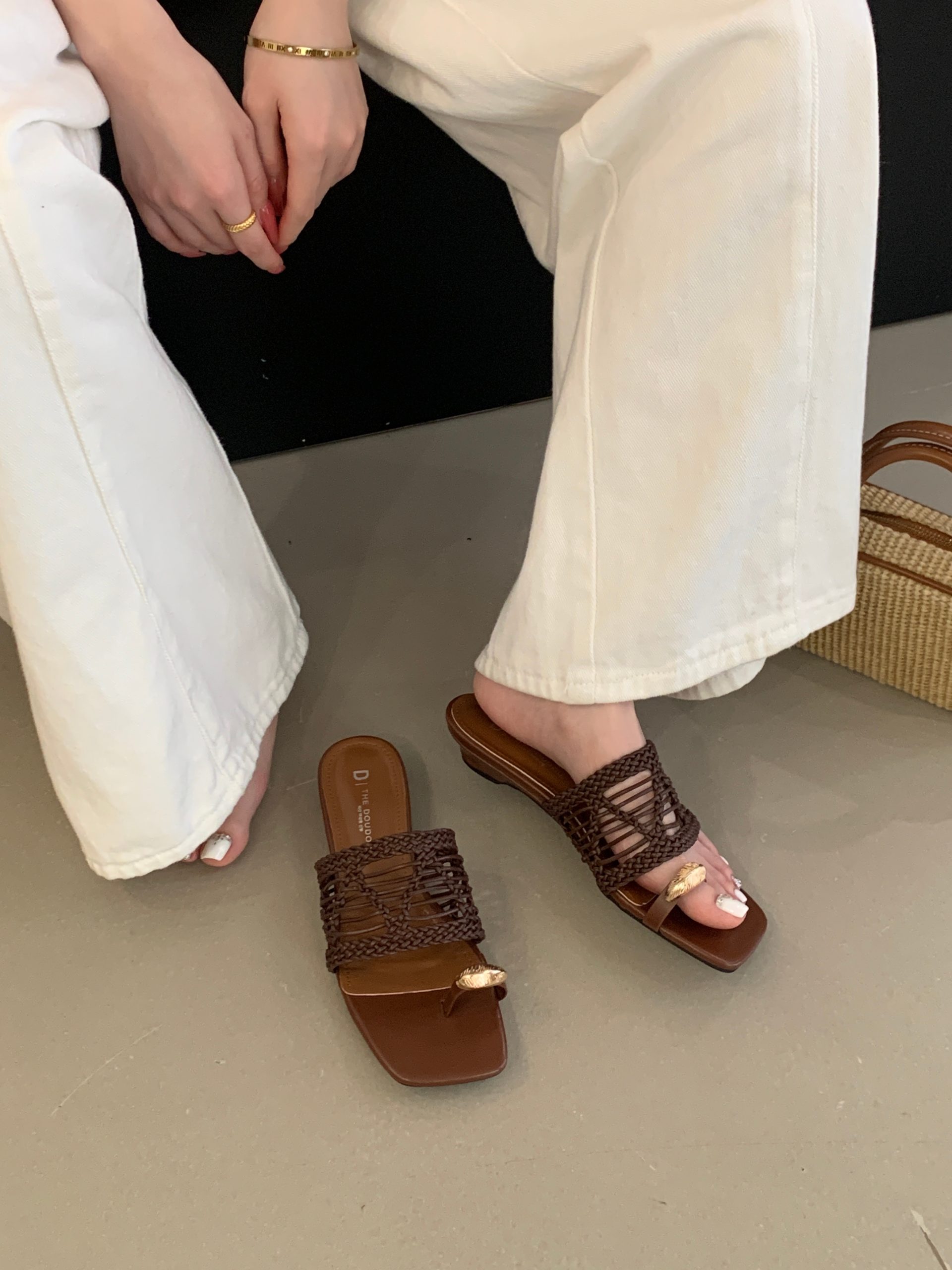 French Style Minimalist One-Strap Woven Toe Flat Sandals for Women Summer 2026 New Soft Sole Vacation Slippers - Image 4
